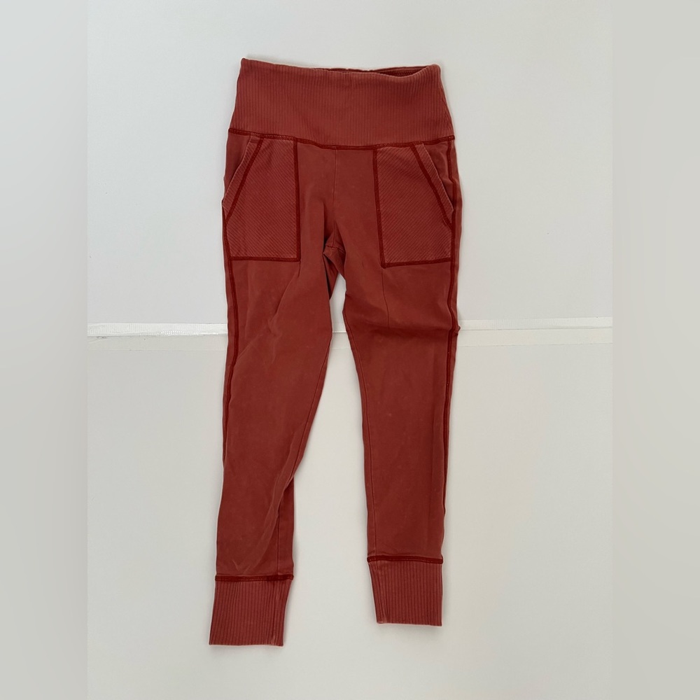 American Eagle leggings with pockets in a rust color
